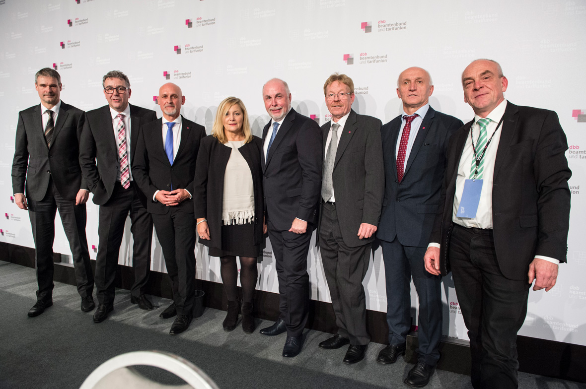 Menschengruppe vor weißer Wand