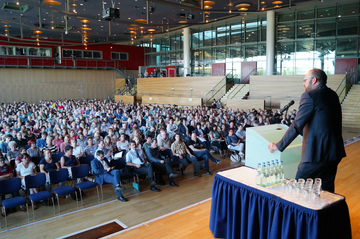 Konferenz Redner am Rednerpult mit Blick auf Publikum