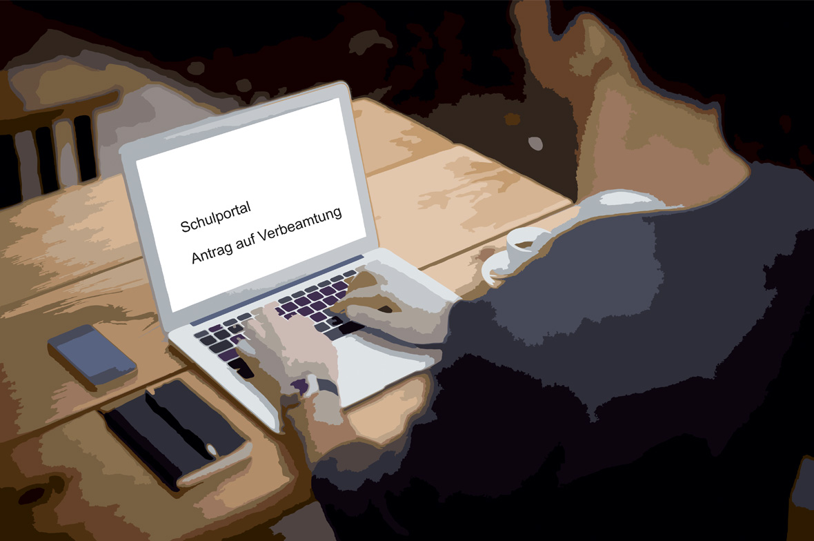 Mann vor Laptop Schulportal