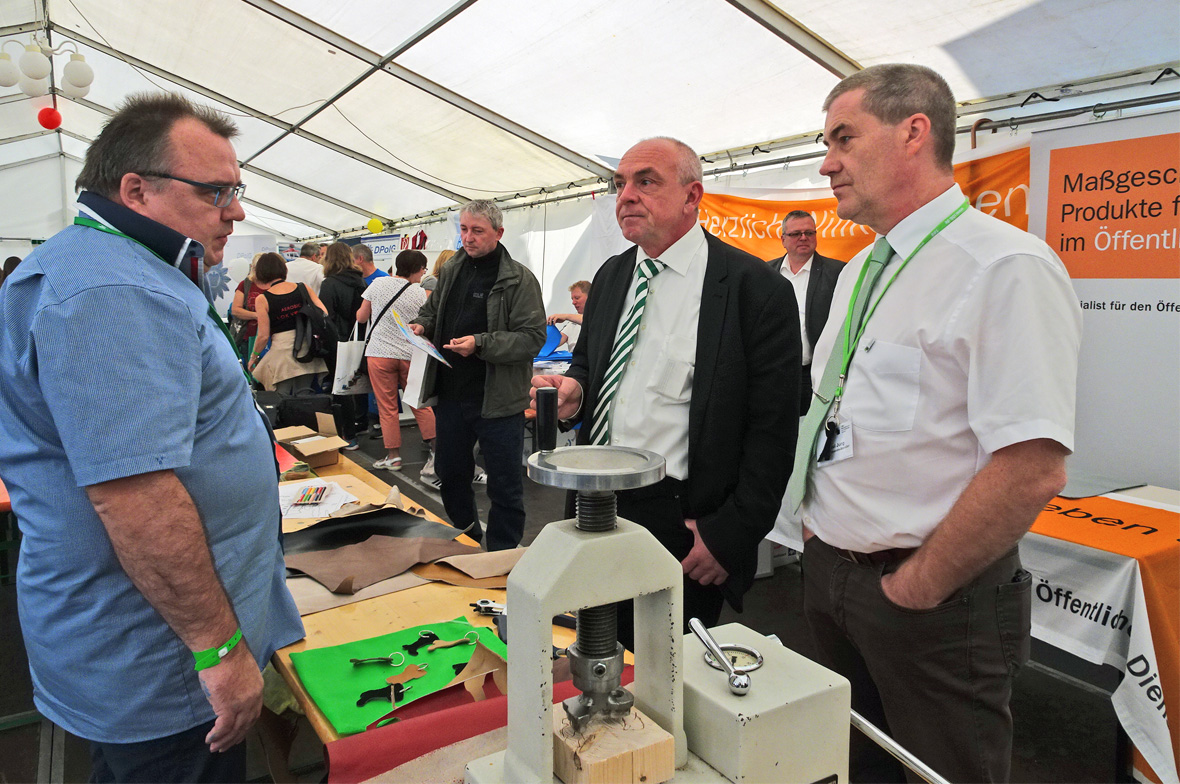 Menschen im Dialog am Informationsstand