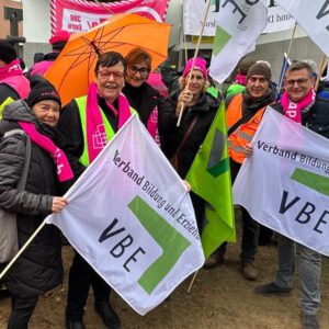 Lehrerinnen und Lehrer demonstrieren beim Verhandlungsauftakt in Potsdam; ©Katlen Worotnik