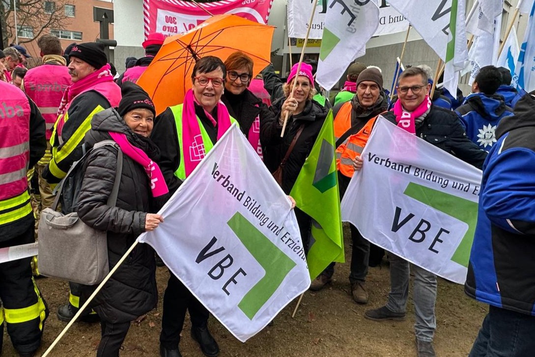 Lehrerinnen und Lehrer demonstrieren beim Verhandlungsauftakt in Potsdam; ©Katlen Worotnik