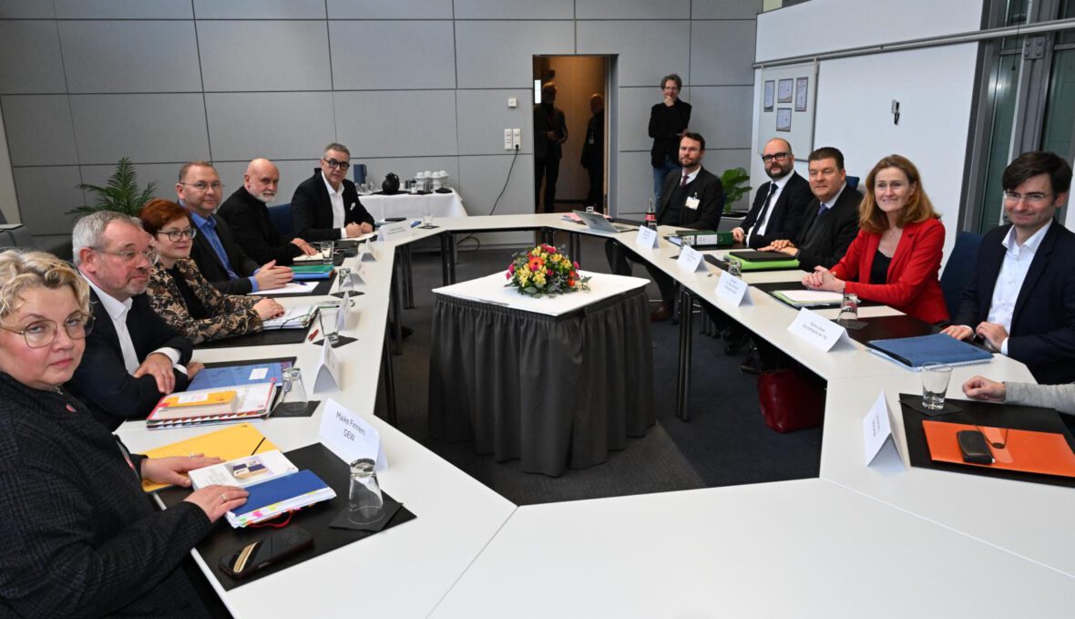 Menschen sitzen am Verhandlungstisch