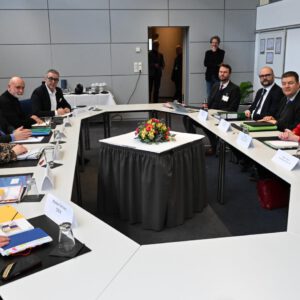 Menschen sitzen am Verhandlungstisch